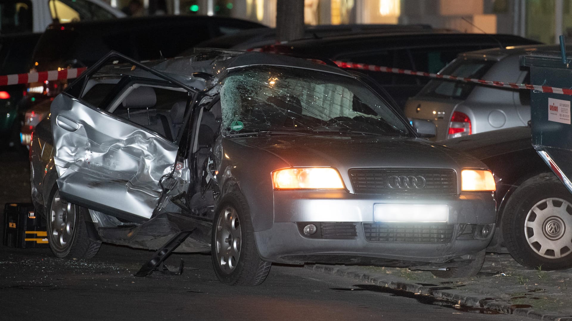 Berlin: Bei einer Verfolgungsjagd nach einem Diebstahl hat es in Berlin-Charlottenburg einen schweren Unfall mit einer Toten und mehreren Verletzten gegeben.