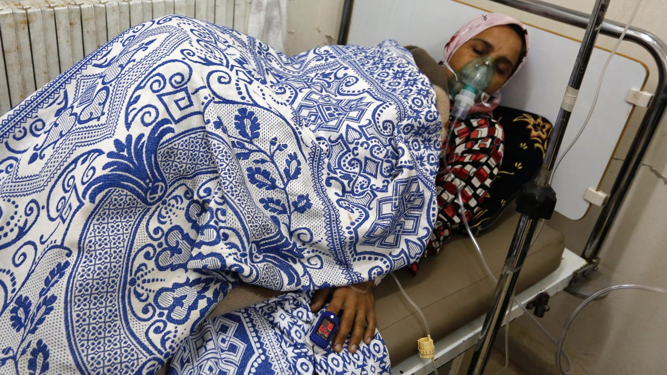 Eine bei dem Angriff verletzte Frau: Aktivisten behaupteten damals, es habe sich um eine Giftgas-Attacke gehandelt – die OPCW bestätigt das nun.