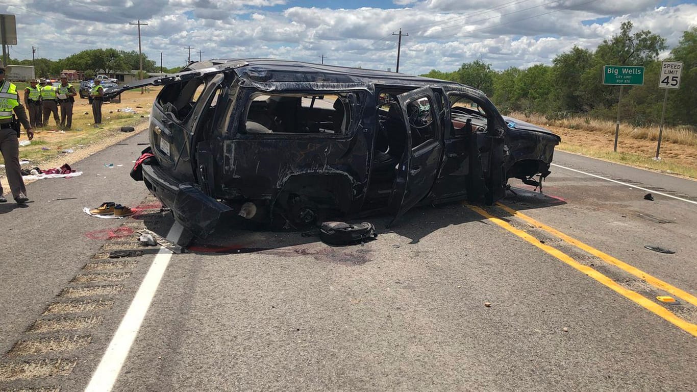 Ein zerstörtes Fahrzeug nach einem Unfall in Texas: Bei einer Verfolgungsjagd im Süden des US-Staates Texas sind am Sonntag mindestens fünf illegale Migranten ums Leben gekommen.
