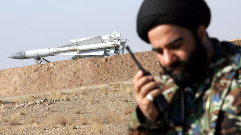 Militärmanöver im Iran 2009: Die Islamische Republik ist weiter auf Einkaufstour für Raketenbauteile in Deutschland.