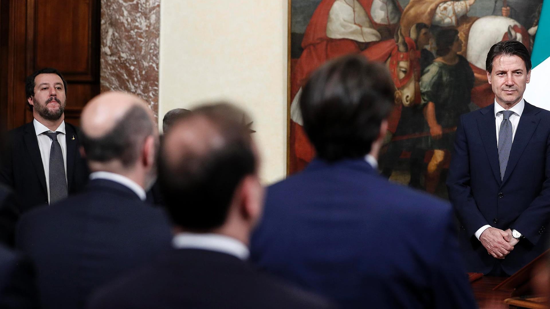 Giuseppe Conte, Matteo Salvini: Italiens Regierungschef macht eine klare Ansage zu Innenminister Salvinis umstrittener Forderung. Giuseppe Conte, Matteo Salvini: Italiens Regierungschef macht eine klare Ansage zu Innenminister Salvinis umstrittener Forderung.