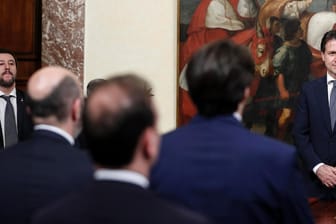 Giuseppe Conte, Matteo Salvini: Italiens Regierungschef macht eine klare Ansage zu Innenminister Salvinis umstrittener Forderung.