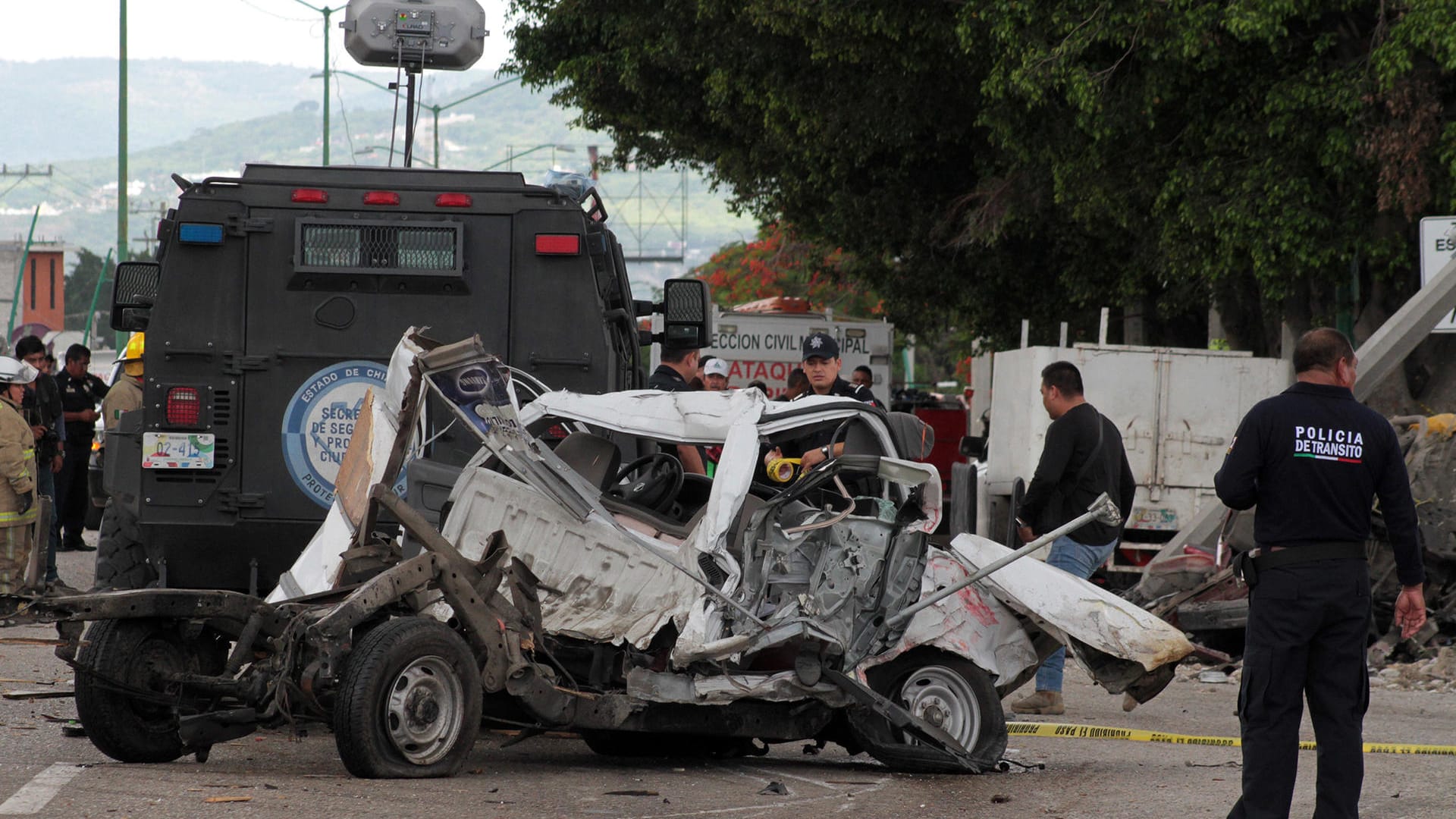 Ein zerstörtes Fahrzeug steht an einer Unfallstelle in Mexiko: Bei dem Unfall in Tuxtla Gutiérrez sind mindestens fünf Menschen ums Leben gekommen und weitere elf verletzt worden. Ein zerstörtes Fahrzeug steht an einer Unfallstelle in Mexiko: Bei dem Unfall in Tuxtla Gutiérrez sind mindestens fünf Menschen ums Leben gekommen und weitere elf verletzt worden.