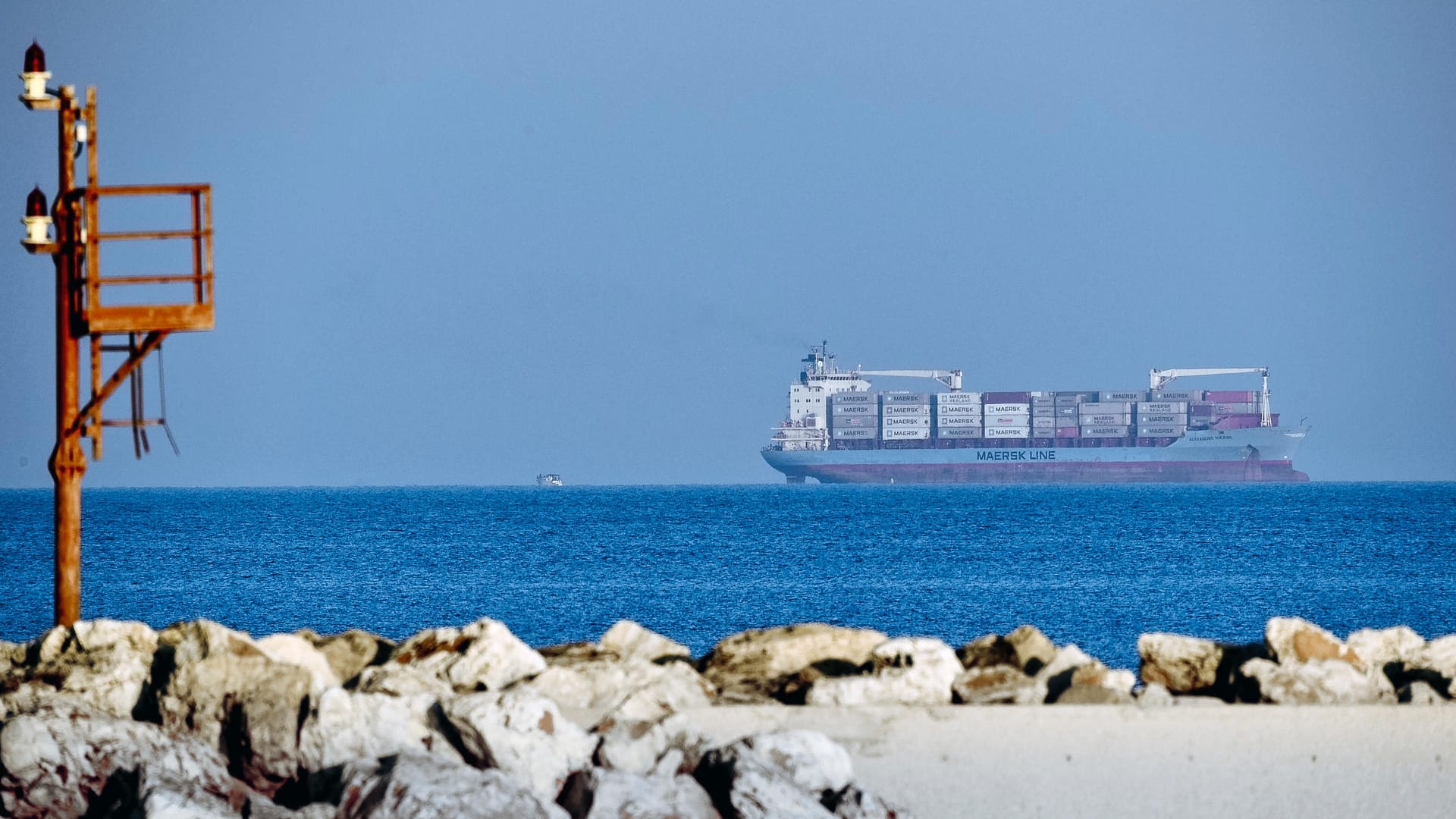 Dänisches Containerschiff mit Flüchtlingen vor Italien: Die dänische Integrationsministerin Støjberg hat die Regierung in Rom aufgefordert, die geborgenen Flüchtlinge an Land gehen zu lassen.