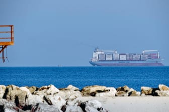 Dänisches Containerschiff mit Flüchtlingen vor Italien: Die dänische Integrationsministerin Støjberg hat die Regierung in Rom aufgefordert, die geborgenen Flüchtlinge an Land gehen zu lassen.