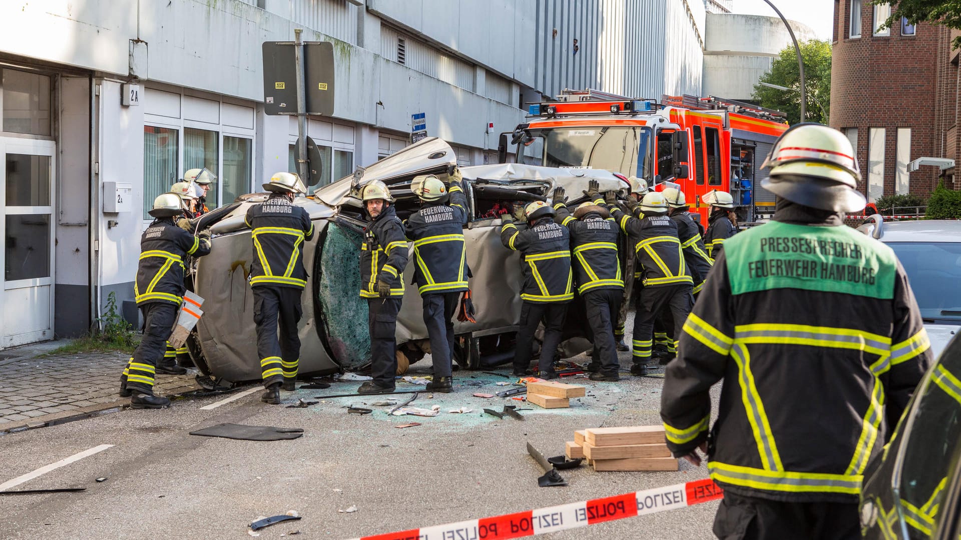 Einsatzkräfte der Feuerwehr drehen ein Fahrzeug um, nachdem ein Mann mit dem Wagen aus einem Parkhaus gestürzt war.