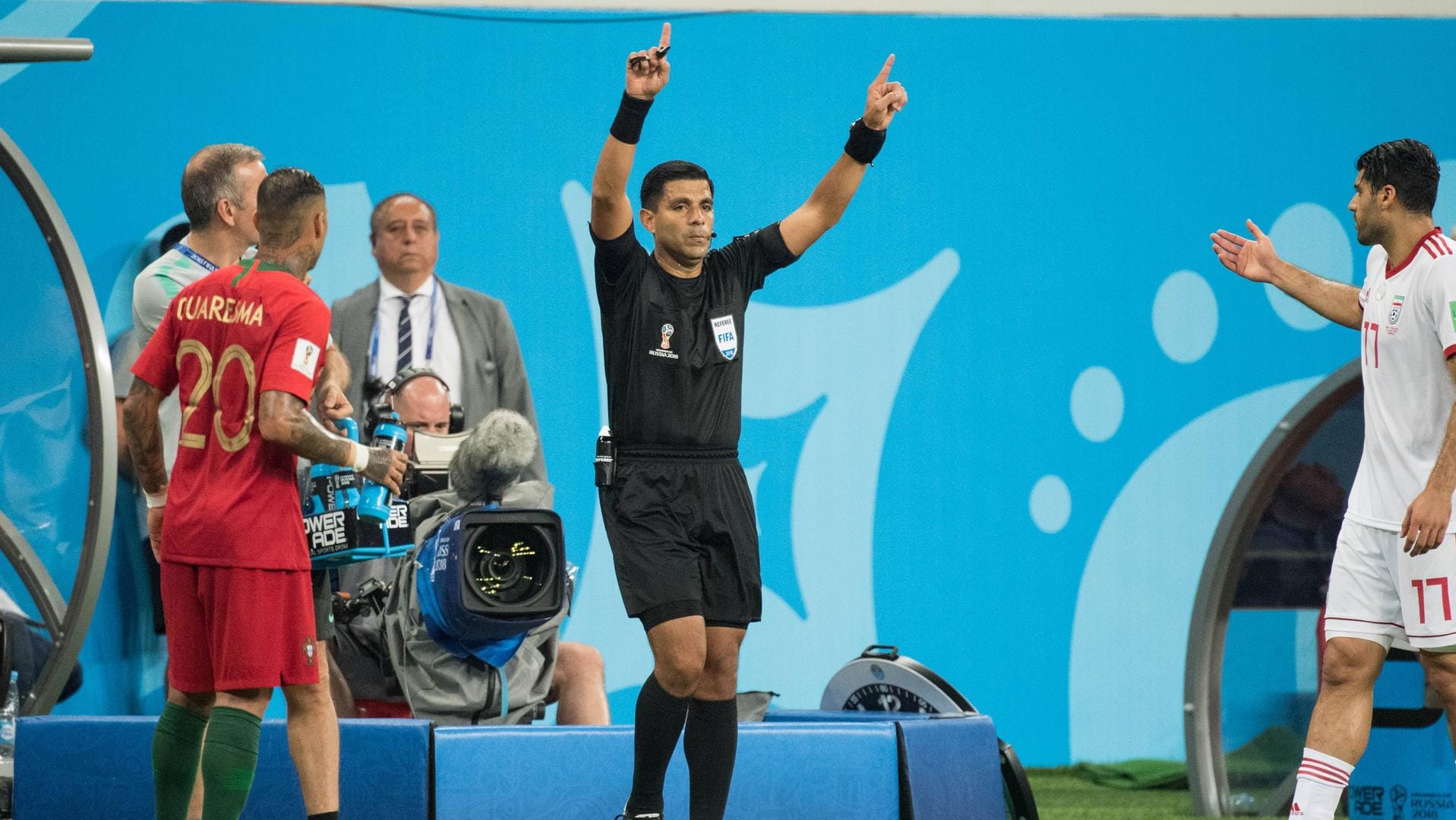 Schiedsrichter Enrique Caceres fordert den Videobeweis in der Partie zwischen Portugal und dem Iran: Der ehemalige Schiedsrichter Babak Rafati ist mit den Entscheidungen in dem Spiel nicht einverstanden. Schiedsrichter Enrique Caceres fordert den Videobeweis in der Partie zwischen Portugal und dem Iran: Der ehemalige Schiedsrichter Babak Rafati ist mit den Entscheidungen in dem Spiel nicht einverstanden.
