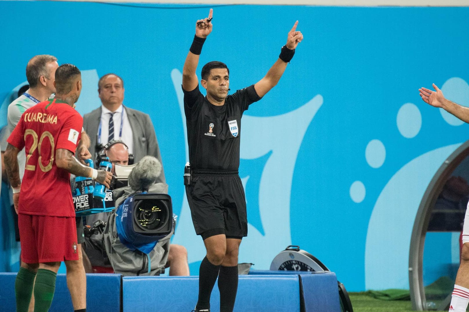 Schiedsrichter Enrique Caceres fordert den Videobeweis in der Partie zwischen Portugal und dem Iran: Der ehemalige Schiedsrichter Babak Rafati ist mit den Entscheidungen in dem Spiel nicht einverstanden.