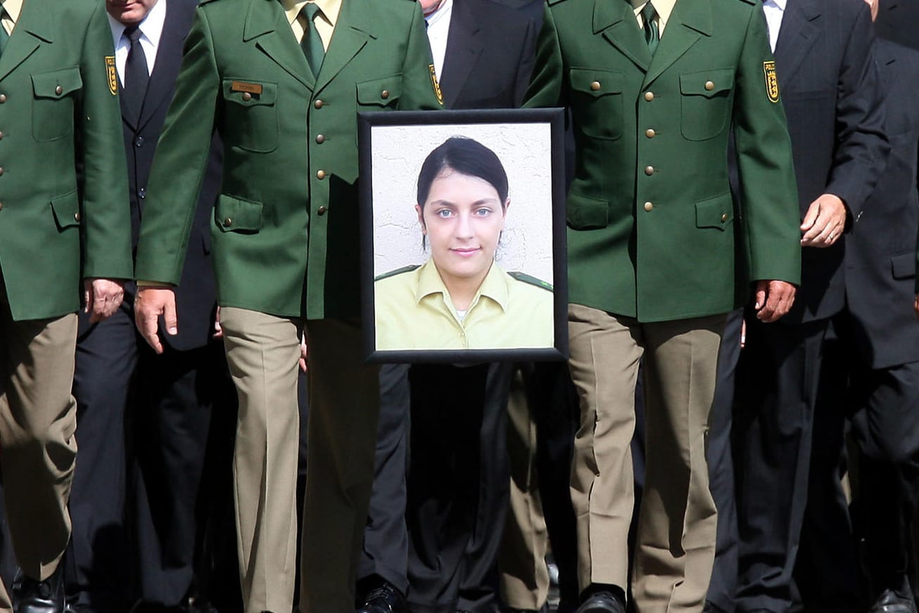 Polizisten beim Trauerzug für die ermordete Michèle Kiesewetter: Wer erschoss die junge Polizistin?