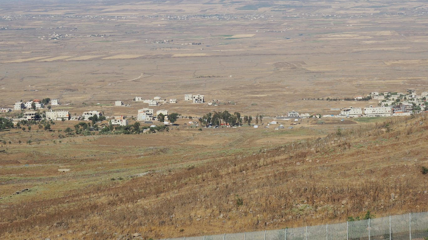 Blick von einem Hügel in Israel über den Grenzzaun nach Syrien: Nach massiven Angriffen im Süden Syriens sind vermutlich mehr als 300 000 Menschen auf der Flucht.
