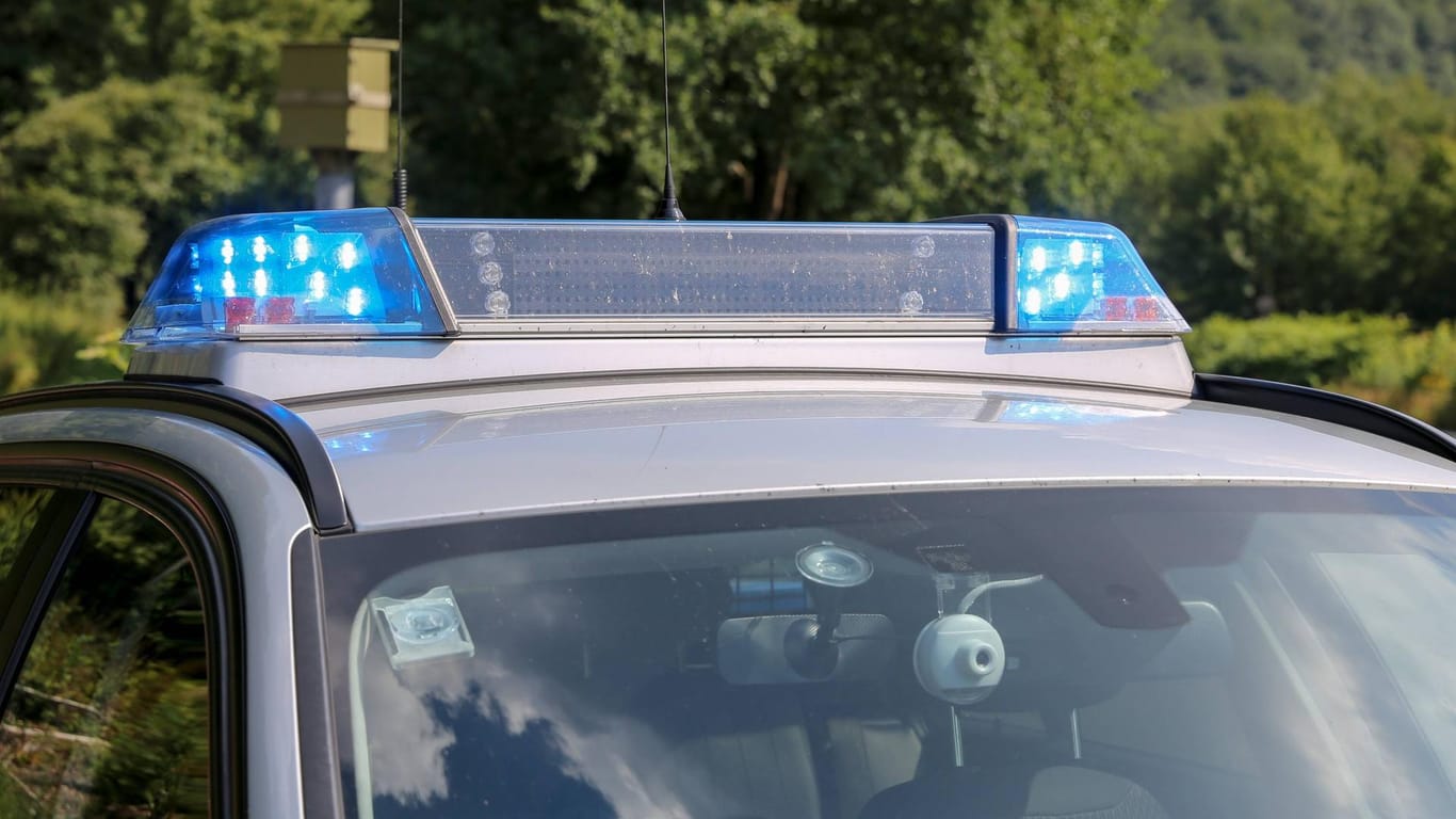 Leuchtendes Blaulicht auf dem Dach eines Einsatzwagen der Polizei: In Thüringen kam es zu einem tödlichen Jagdunfall.