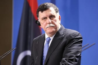 Fajis al-Sarradsch: Libyens Regierungschef lehnt EU-Flüchtlingszentren im eigenen Land ab.