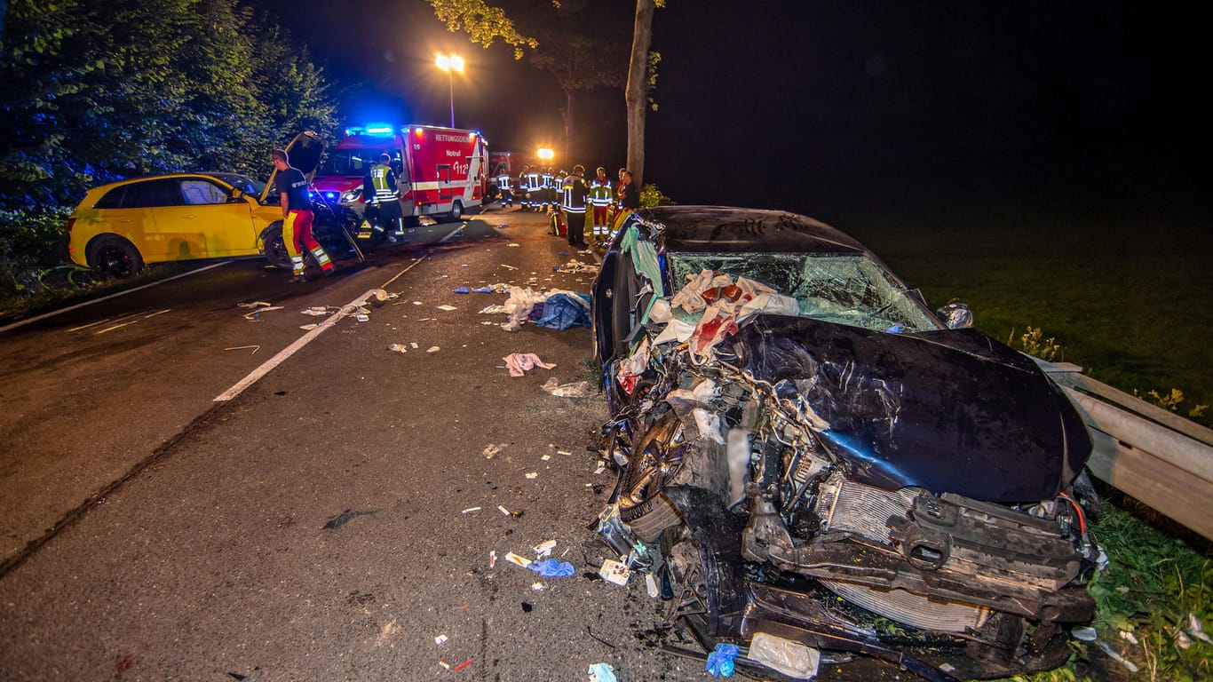 Das dramatische Bild am Unfallort: Eine 70-Jährige starb – die Polizei vermutet ein illegales Rennen.