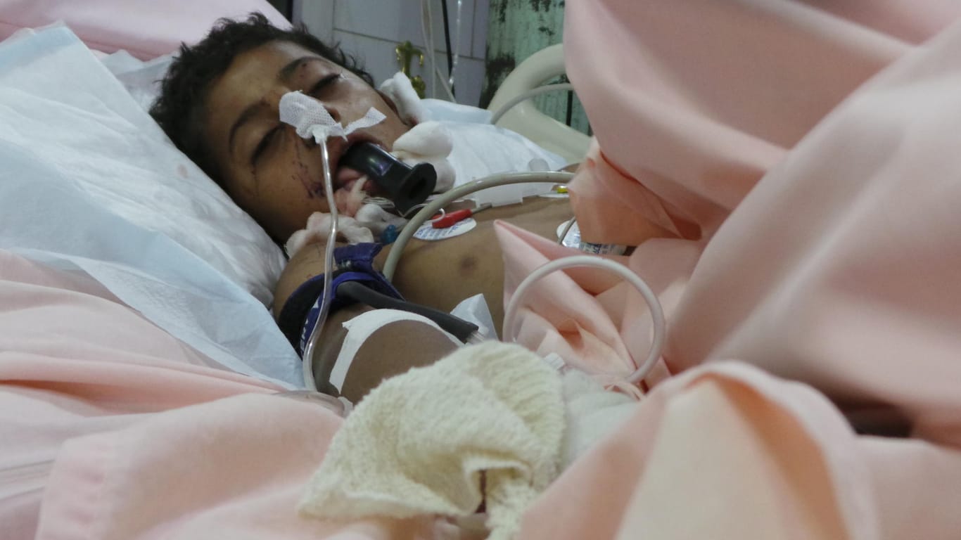 Ein jemenitischer Junge wird medizinisch versorgt: Bei einem Luftangriff auf einen Schulbus im Jemen sind nach Angaben des Internationalen Komitees vom Roten Kreuz (IKRK) mindestens 50 Menschen getötet worden.