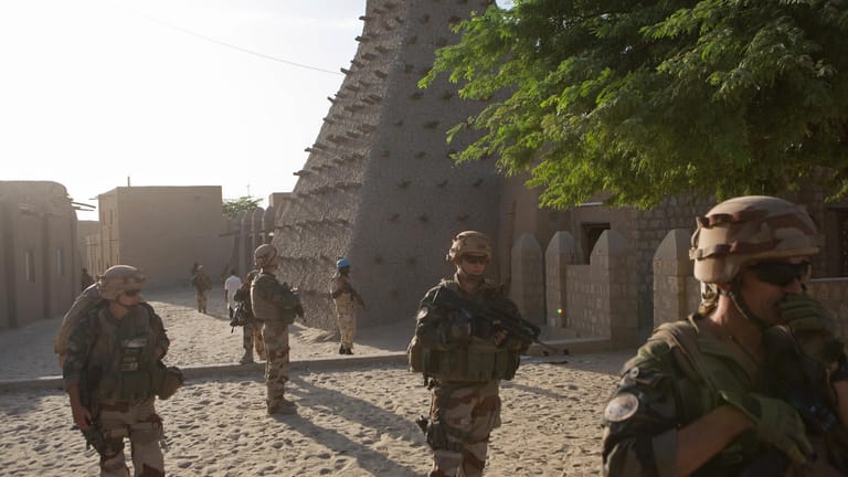 Soldaten vor einer Moschee in Timbuktu: Die bundeswehr ist wie die französische Armee an dem Blauhelmeinsatz in Mali beteiligt.