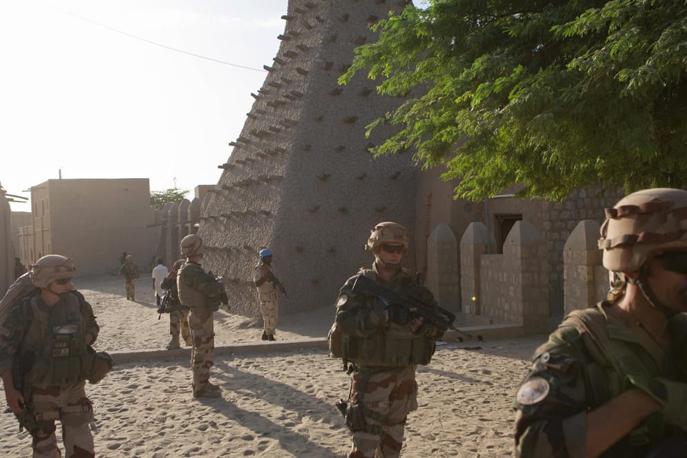 Soldaten vor einer Moschee in Timbuktu: Die bundeswehr ist wie die französische Armee an dem Blauhelmeinsatz in Mali beteiligt.