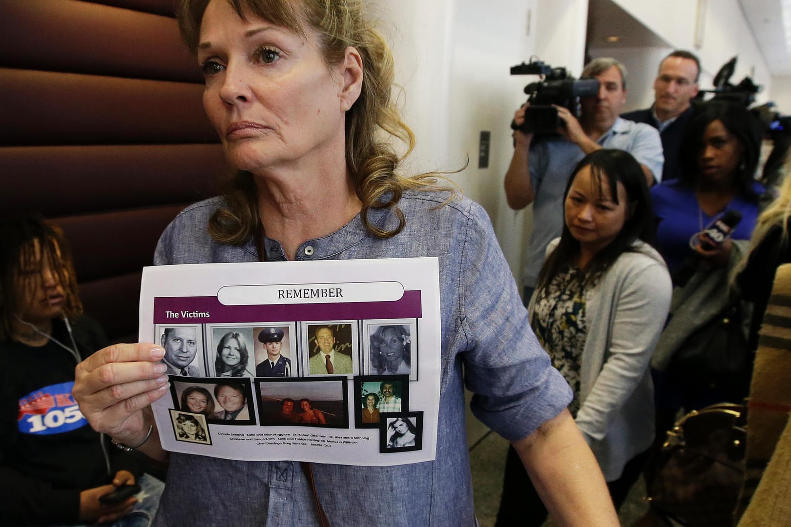 Eine Frau hält nach einer Anhörung eines Ex-Polizisten die Fotos von Mordopfern: Nach einer Mord- und Vergewaltigungsserie in den 70er und 80er Jahren in Kalifornien werden einem Ex-Polizisten in dem US-Westküstenstaat nun 13 Morde zur Last gelegt.