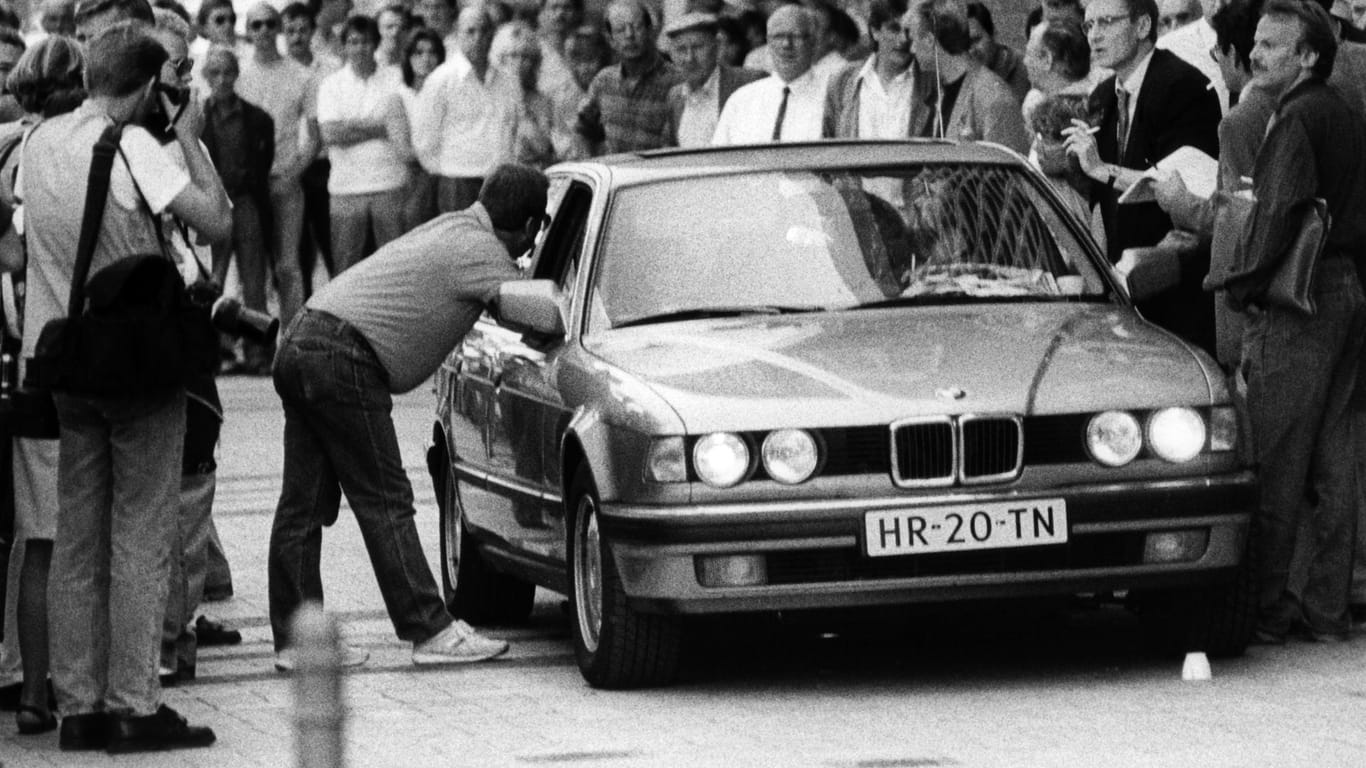 Der Wagen mit den Geiselnehmern wird am 18.08.1988 in Köln von Journalisten umringt.