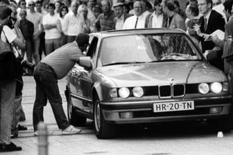 Der Wagen mit den Geiselnehmern wird am 18.08.1988 in Köln von Journalisten umringt.