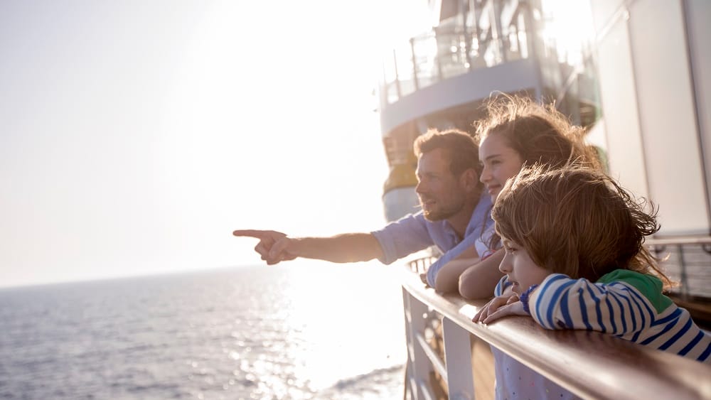 Kindern die Ferne zeigen: Das können Eltern zum Beispiel auf einer Seereise auf einem Kreuzfahrtschiff.