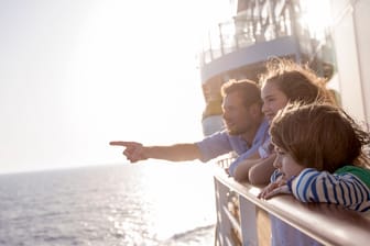 Kindern die Ferne zeigen: Das können Eltern zum Beispiel auf einer Seereise auf einem Kreuzfahrtschiff.