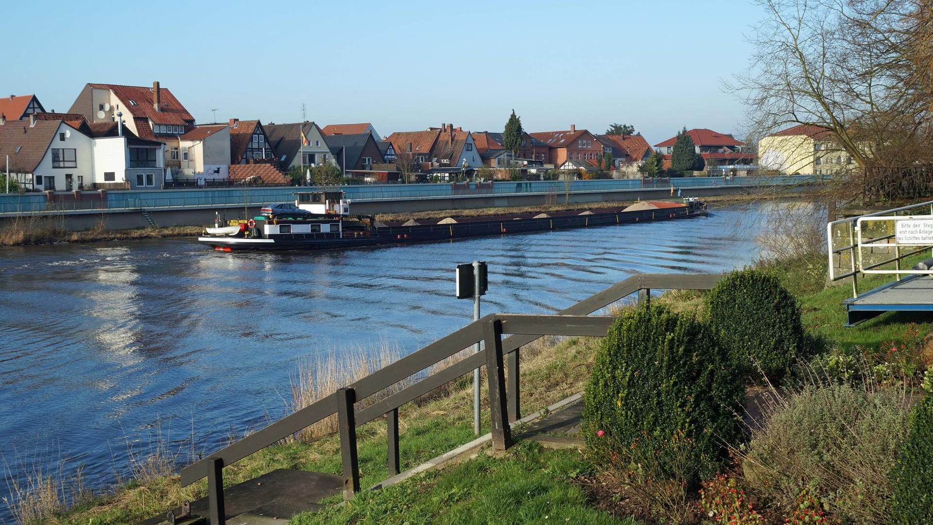 Ein Binnenschiff, das mit Massenschüttgut beladen ist, passiert Weserpromenade der niedersächsischen Stadt Hoya: In der Region kam es am Donnerstagabend zu einem leichten Erdbeben.