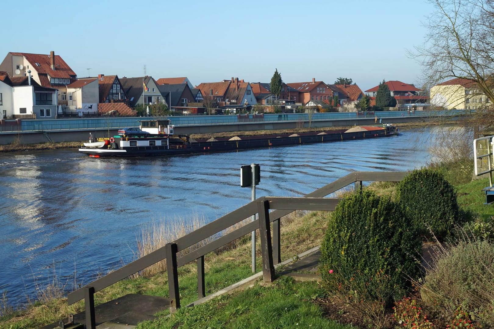 Ein Binnenschiff, das mit Massenschüttgut beladen ist, passiert Weserpromenade der niedersächsischen Stadt Hoya: In der Region kam es am Donnerstagabend zu einem leichten Erdbeben.