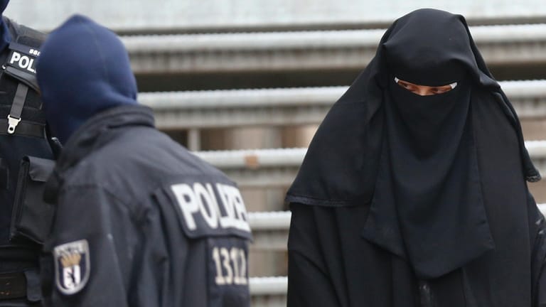 Eine verschleierte Frau bei einer Razia in Berlin: Die Sicherheitsbehörden identifizieren immer mehr mutmaßlich gefährliche Islamisten.