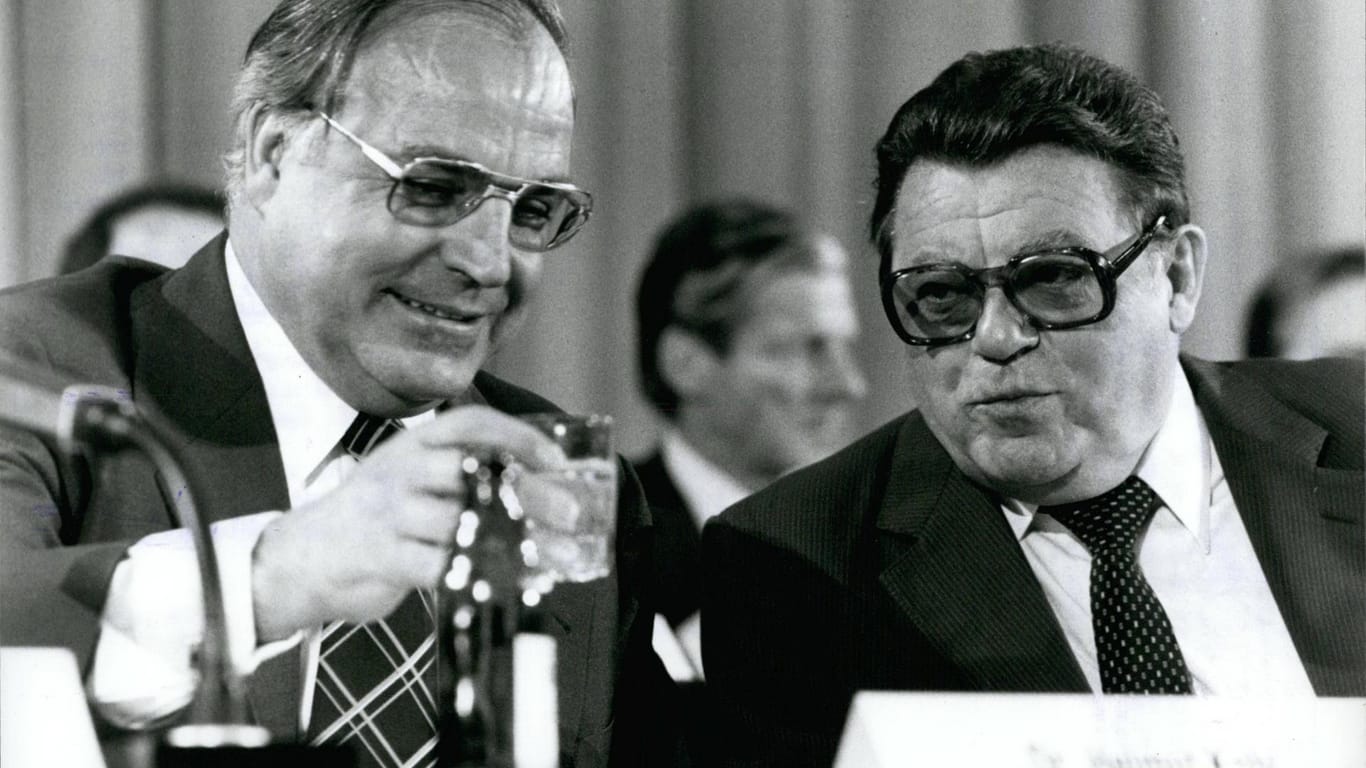 Helmut Kohl (l.) und Franz Josef Strauß im Jahr 1979: Das Kanzleramt sei "ein schlecht organisiertes Chaos" unter Kohl, schrieb Strauß in die DDR.