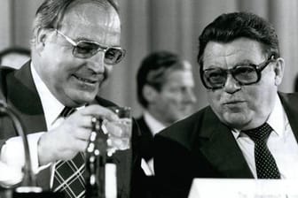 Helmut Kohl (l.) und Franz Josef Strauß im Jahr 1979: Das Kanzleramt sei "ein schlecht organisiertes Chaos" unter Kohl, schrieb Strauß in die DDR.