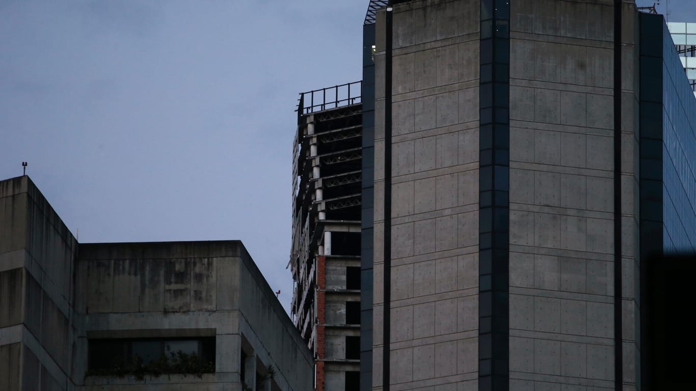 Ein verlassener, unfertiger Wolkenkratzer, bekannt als "Torre de David" (deutsch Turm des David), zeigt eine Neigung in den oberen Stockwerken, wo die Säulen exponiert sind, in der Mitte, nachdem ein starkes Erdbeben der Stärke 7,3 die Küste im Nordosten Venezuelas erschüttert hat.