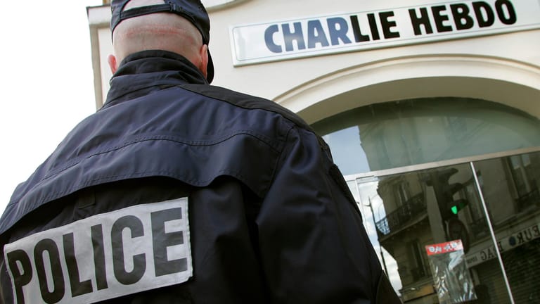 Ein französischer Polizeibeamter vor der Redaktion von "Charlie Hebdo": Bei dem Anschlag auf das Satiremagazin kamen auch Waffen aus Balkanbeständen zum Einsatz.