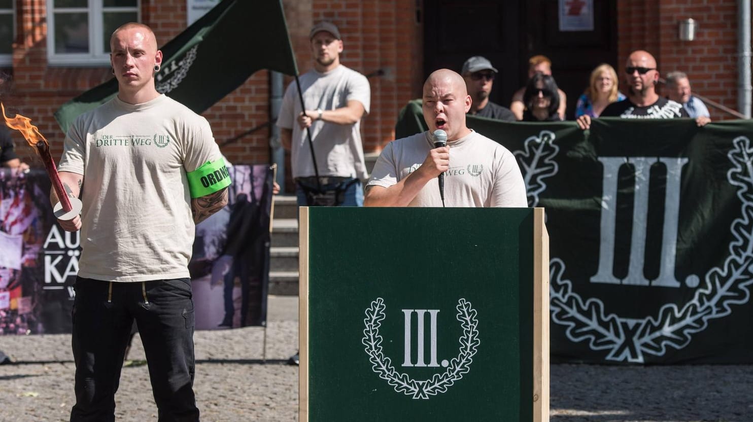 Der verurteilte Rechtsterrorist Karl-Heinz Statzberger als Redner bei einer Demo des "Dritten Wegs" in Brandenburg: Die Partei dient als Auffangbecken für verbotene Strukturen und militante Neonazis.