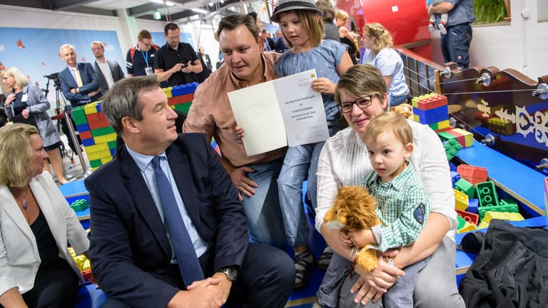 Ministerpräsident Markus Söder (CSU) Bewilligungsbescheide für Familiengeld: Ein bisschen Wahlkampf ist immer