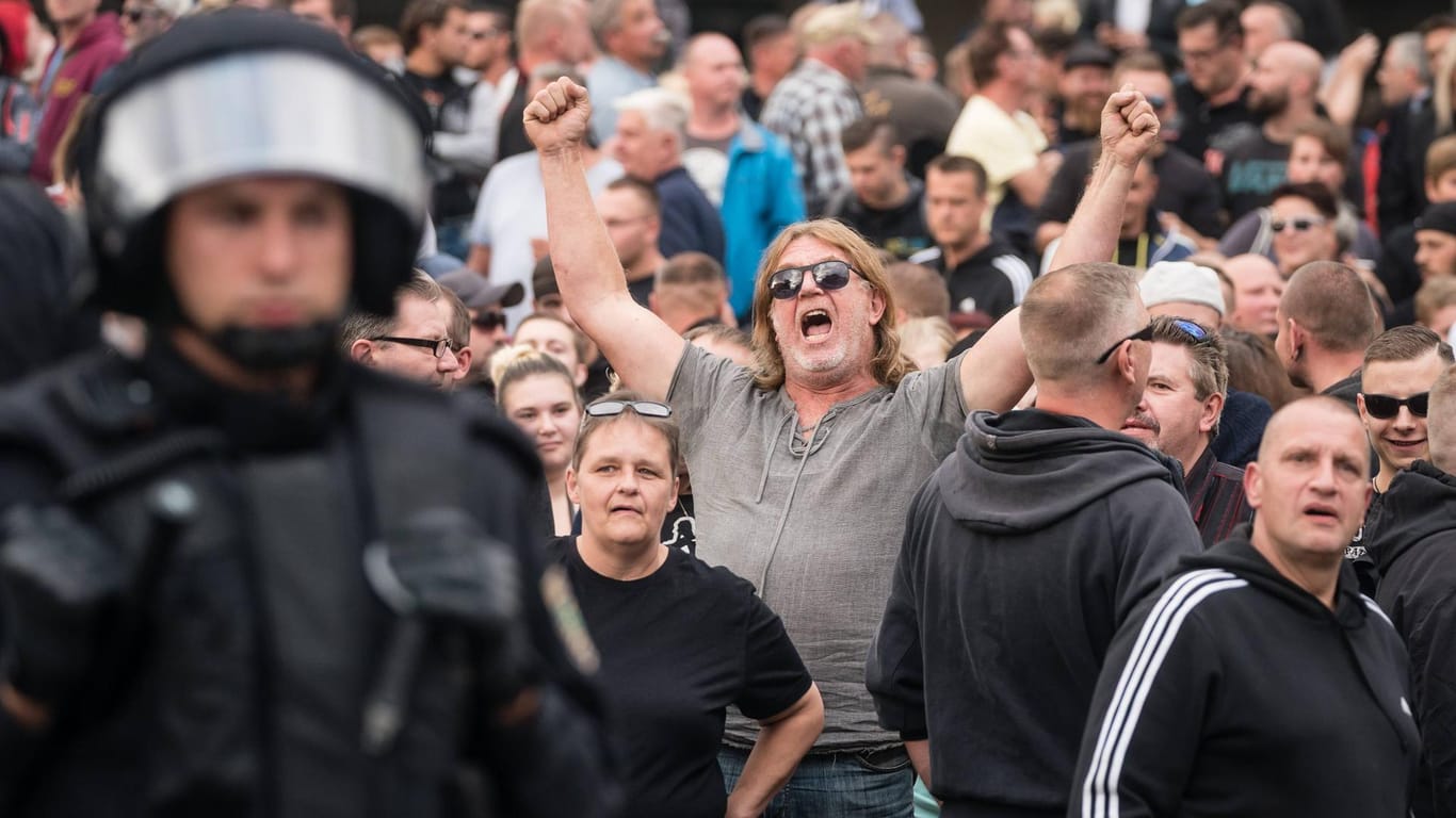Demo in Chemnitz: Hooligans und Rechtsradikale pöbeln in Richtung Polizei