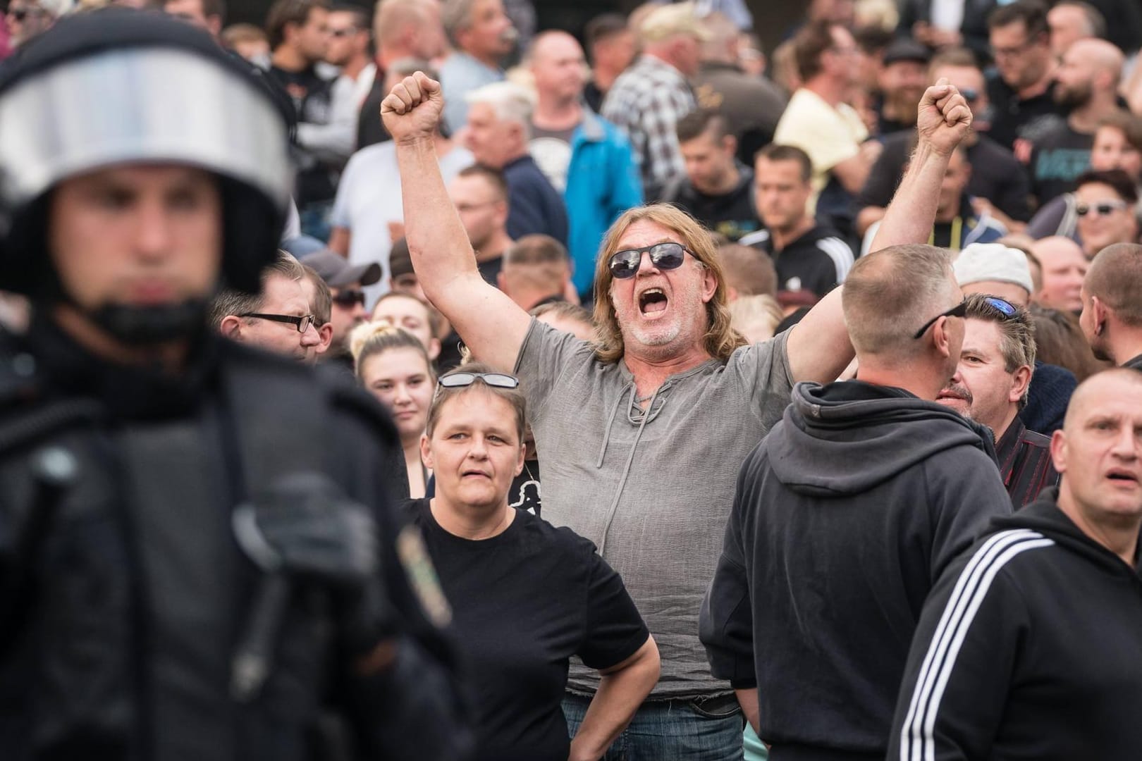 Demo in Chemnitz: Hooligans und Rechtsradikale pöbeln in Richtung Polizei