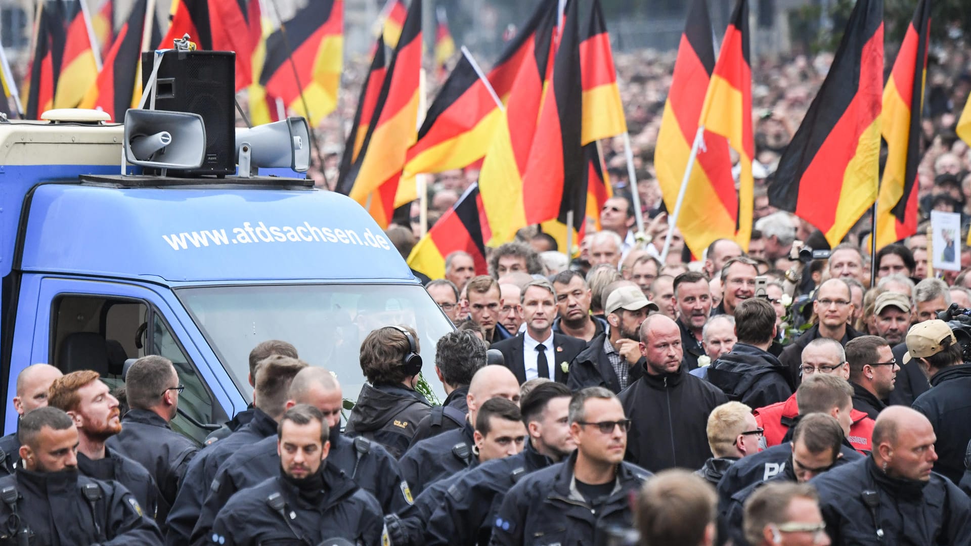 Björn Höcke und Pegida-Chef Lutz Bachmann mit weiteren Teilnehmer der Demonstration von AfD und dem ausländerfeindlichen Bündnis Pegida.