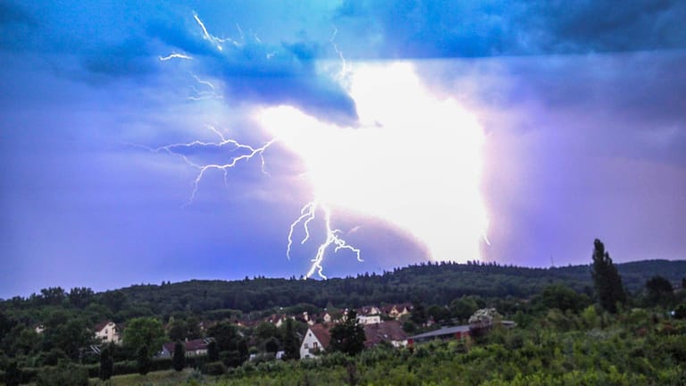 Mehrere Blitzeinschläge in der Nähe von Karlsruhe im Juni 2018: Regen muss nicht immer dabei sein