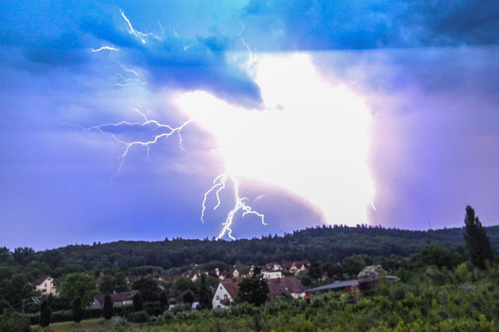 Mehrere Blitzeinschläge in der Nähe von Karlsruhe im Juni 2018: Regen muss nicht immer dabei sein