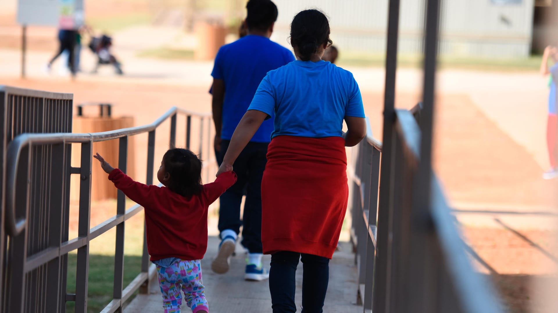 Menschen in einer Familienhaftanstalt: Das South Texas Family Residential Center beherbergt derzeit 1520 Mütter und ihre Kinder, von denen etwa 10 Prozent im Zuge der "Null-Toleranz-Politik" von US-Präsident Trump zeitweise voneinander getrennt waren Menschen in einer Familienhaftanstalt: Das South Texas Family Residential Center beherbergt derzeit 1520 Mütter und ihre Kinder, von denen etwa 10 Prozent im Zuge der "Null-Toleranz-Politik" von US-Präsident Trump zeitweise voneinander getrennt waren