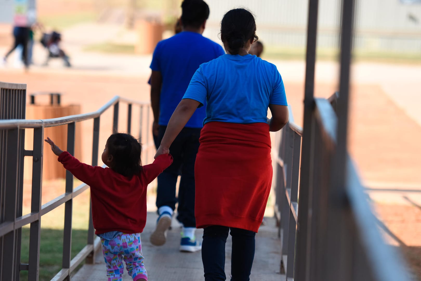 Menschen in einer Familienhaftanstalt: Das South Texas Family Residential Center beherbergt derzeit 1520 Mütter und ihre Kinder, von denen etwa 10 Prozent im Zuge der "Null-Toleranz-Politik" von US-Präsident Trump zeitweise voneinander getrennt waren