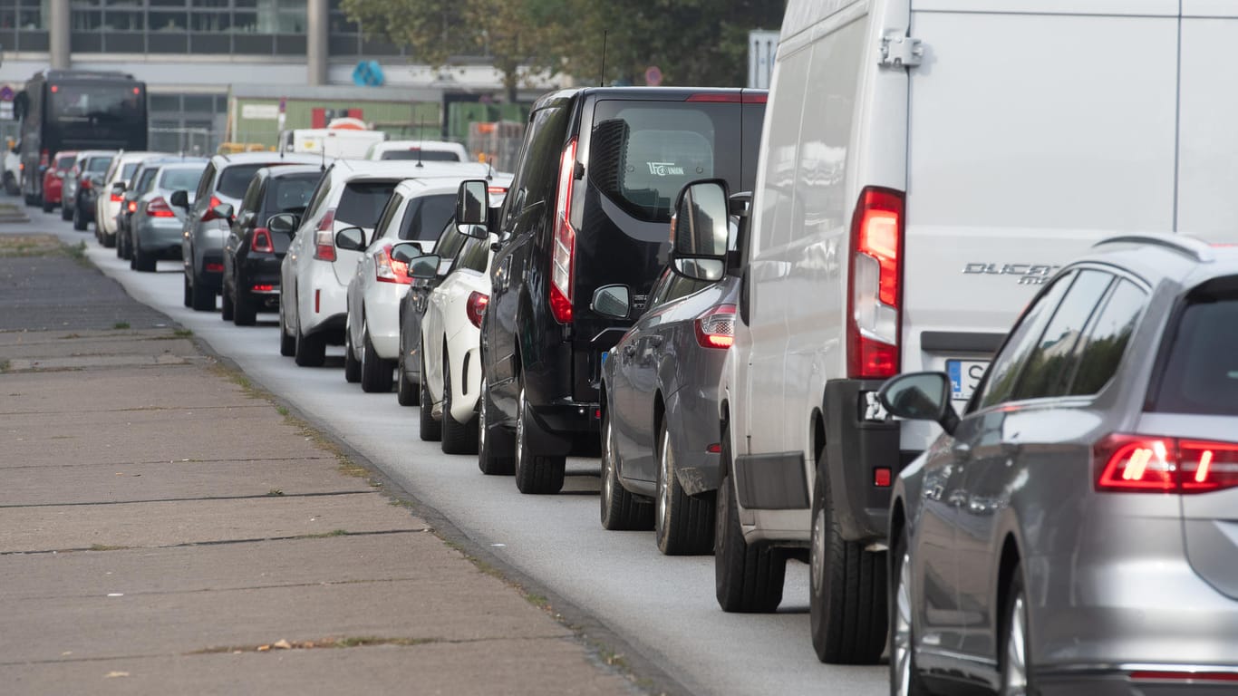 Fahrzeuge sind auf einer Straße unterwegs: Die EU-Staaten suchen in Luxemburg eine gemeinsame Linie bei Kohlendioxid-Grenzwerten für Autos bis 2030.