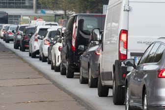 Fahrzeuge sind auf einer Straße unterwegs: Die EU-Staaten suchen in Luxemburg eine gemeinsame Linie bei Kohlendioxid-Grenzwerten für Autos bis 2030.