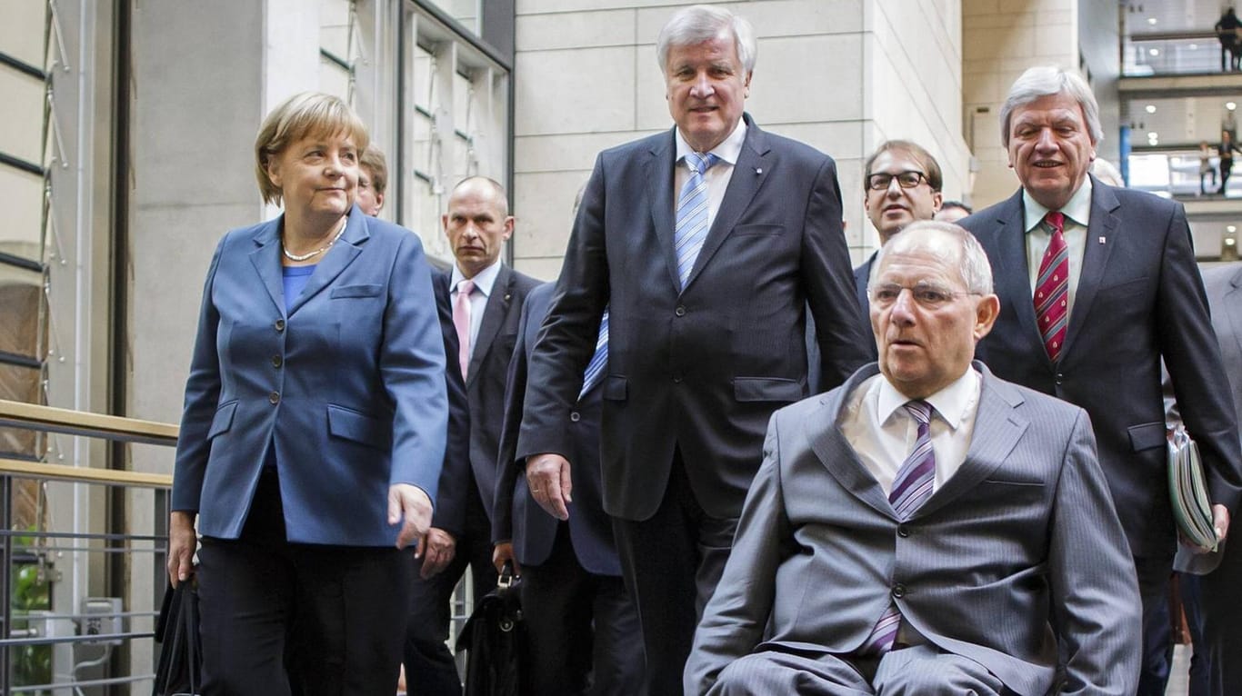 Bundeskanzlerin Merkel mit Horst Seehofer (Mitte) und Wolfgang Schäuble (vorn): Vielen gilt Schäuble als eine Art Reservekanzler – seine Äußerungen zu einem Rückzug Merkels gefallen Horst Seehofer nicht.