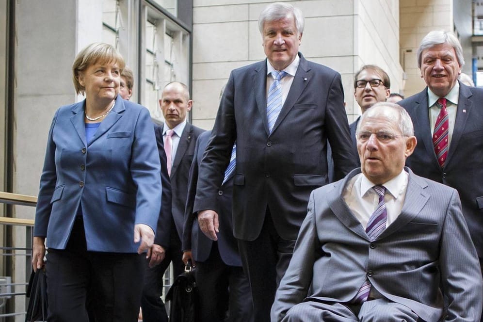 Bundeskanzlerin Merkel mit Horst Seehofer (Mitte) und Wolfgang Schäuble (vorn): Vielen gilt Schäuble als eine Art Reservekanzler – seine Äußerungen zu einem Rückzug Merkels gefallen Horst Seehofer nicht.