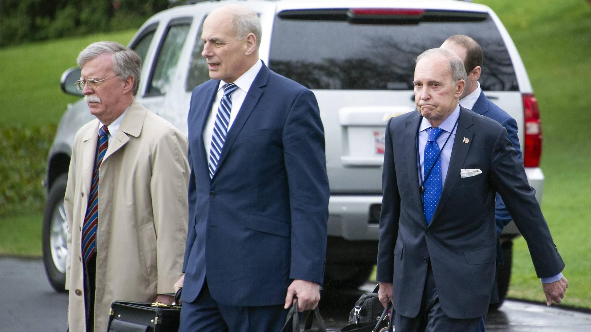 John Bolton (l.), John Kelly und Larry Kudlow: In der Trump-Regierung gibt es offenbar wiederholt Machtkämpfe und Konflikte. John Bolton (l.), John Kelly und Larry Kudlow: In der Trump-Regierung gibt es offenbar wiederholt Machtkämpfe und Konflikte.