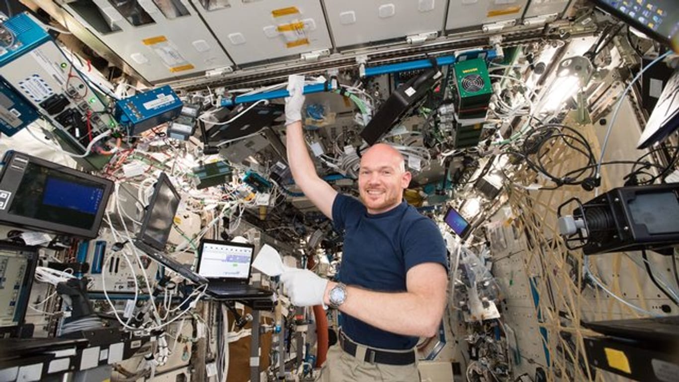 Muss man sich Sorgen machen? Der deutsche Astronaut Alexander Gerst beim wöchentlichen Putzen auf der ISS.
