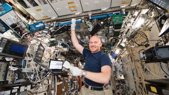 Muss man sich Sorgen machen? Der deutsche Astronaut Alexander Gerst beim wöchentlichen Putzen auf der ISS. Muss man sich Sorgen machen? Der deutsche Astronaut Alexander Gerst beim wöchentlichen Putzen auf der ISS.
