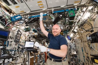 Muss man sich Sorgen machen? Der deutsche Astronaut Alexander Gerst beim wöchentlichen Putzen auf der ISS.