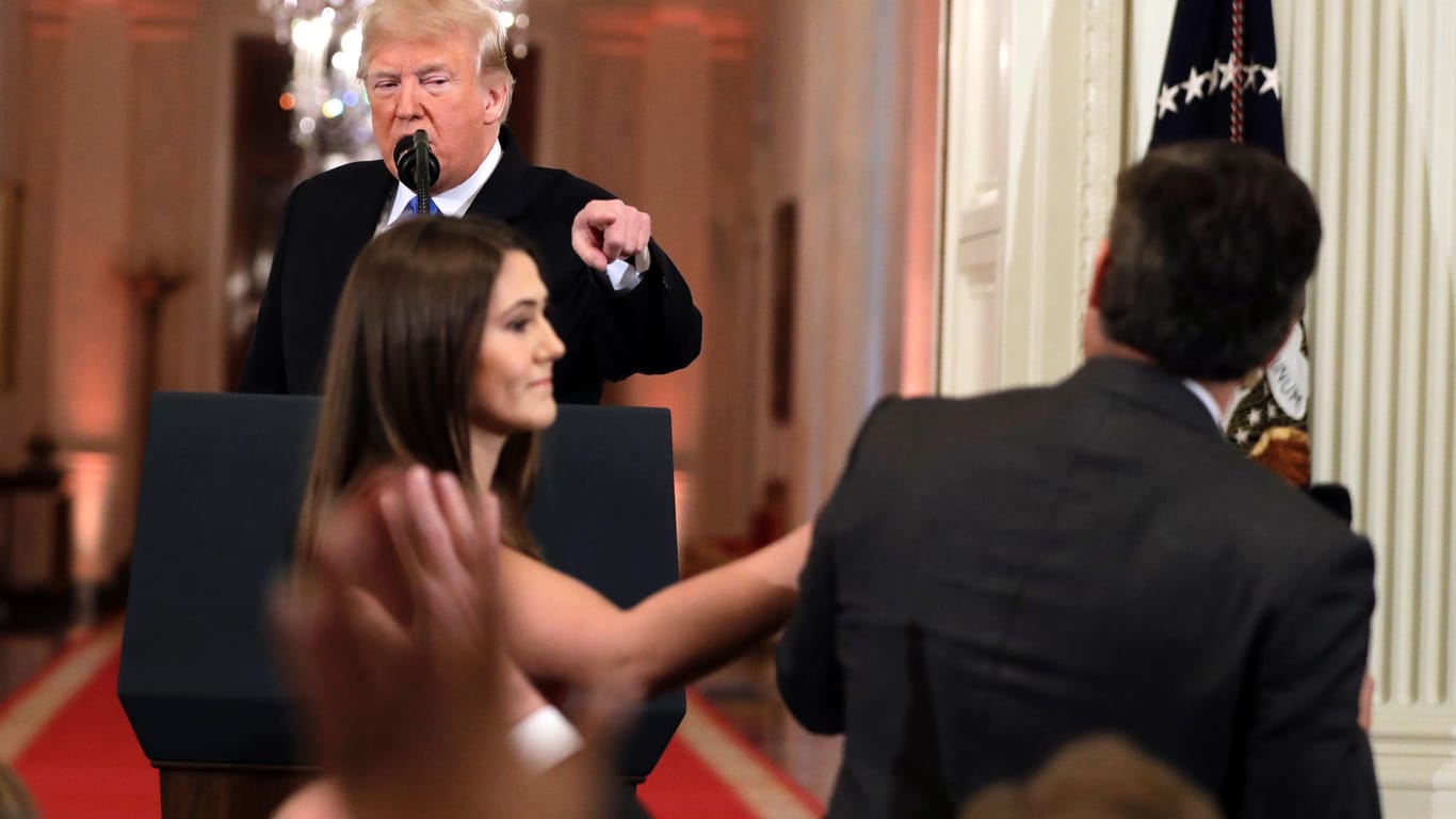 Präsident Trump stutzt den CNN-Reporter Jim Acosta zurecht und beschimpft ihn als “furchtbare, unverschämte Person“. Eine Mitarbeiterin des Weißen Hauses versucht, dem Reporter das Mikrofon wegzunehmen.